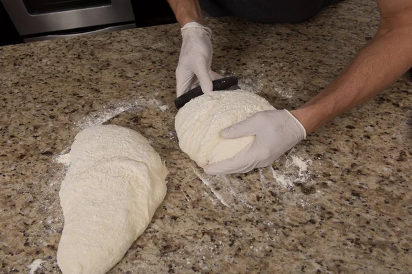Руки пекаря-мужчины, делающего хлеб — стоковое фото