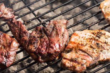 Deneyimli domuz eti ve Kuzu pişirme biftek Kömür Barbekü ızgara.