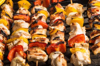 Bar-B-Q veya Barbekü veya pişirme kebabı mangal, kömür ızgara tavuk eti, soğan ve biber ile şişleri.