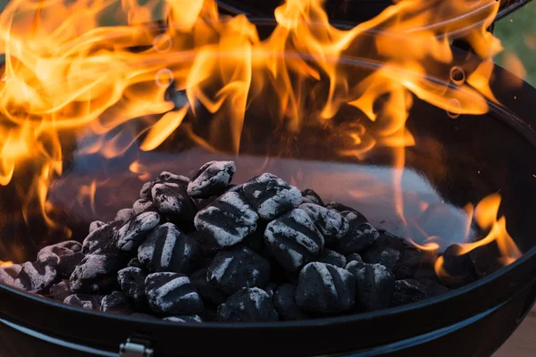 Primo Piano Della Fossa Barbecue Con Mattonelle Carbone Incandescente Fiammeggiante — Foto Stock