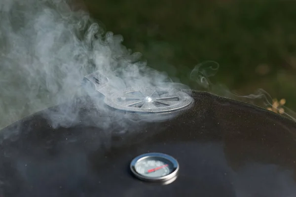 Smoke Coming Out Closed Grill — Stock Photo, Image