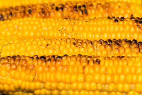 Tatlı Mısır Üzerinde Kömür Barbekü — Stok fotoğraf