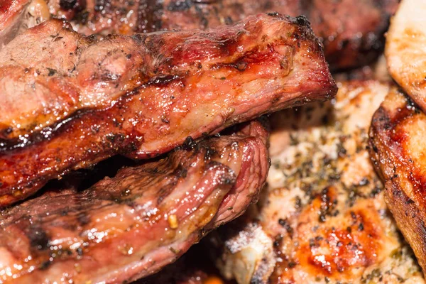 Close-up deneyimli domuz pirzolası ve Kömür Barbekü ızgara kuzu biftek pişmiş.