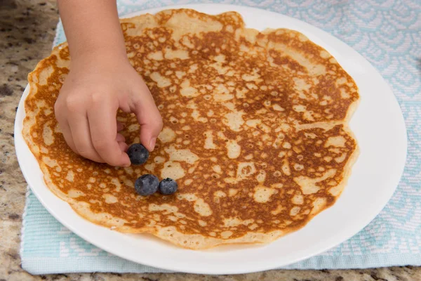 Close Mão Criança Preparando Crepes Com Mirtilos Mel — Fotografia de Stock