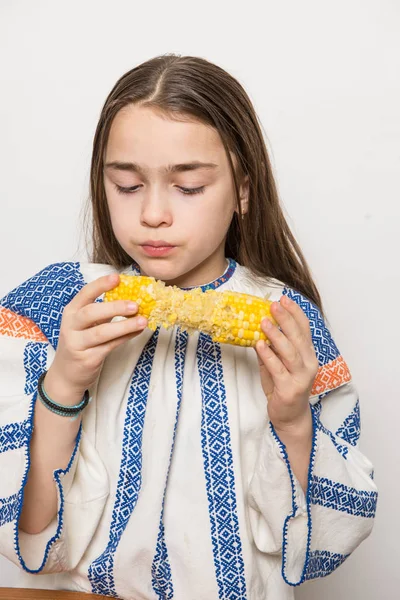 Girl Eating Corn — Stock Photo, Image