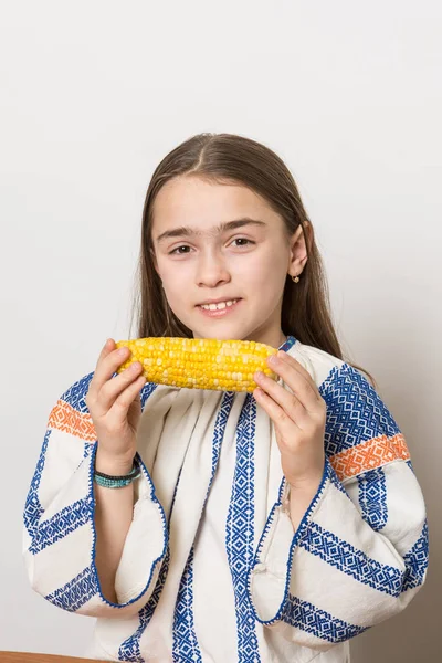 Ragazza che mangia mais — Foto Stock