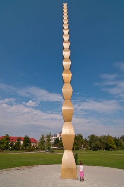 Sonsuz sütun Rumen sanatçı Constantin Brancusi, Targu Jiu Romanya Oltenia bölgesinde Gorj ilçe yaptı..