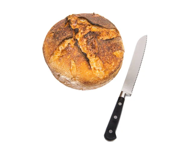 Источниковый хлеб с хлебным ножом — стоковое фото