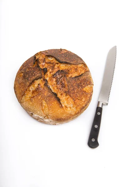 Pão de massa com faca de pão — Fotografia de Stock
