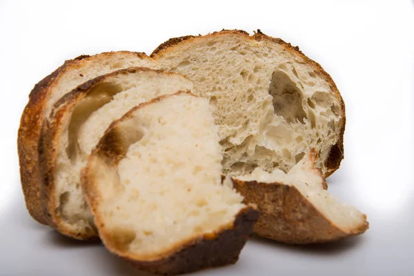 Plátky bílé řemeslník kváskový chleba — Stock fotografie