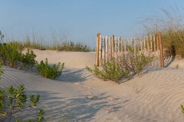 Bariyer Çitleri Kum tepeleri boyunca