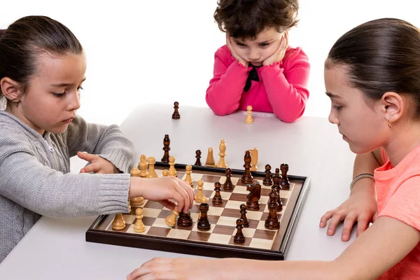 Hermanas Jugando Ajedrez Juntas Aisladas Blanco Concepto Concentración Infantil — Foto de Stock