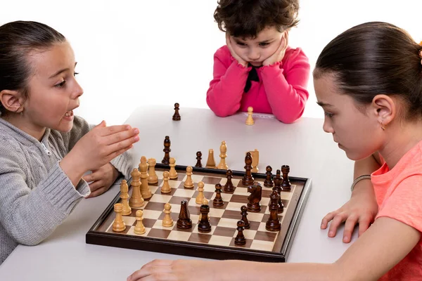 Hermanas Jugando Ajedrez Juntas Aisladas Blanco Concepto Concentración Infantil —  Fotos de Stock