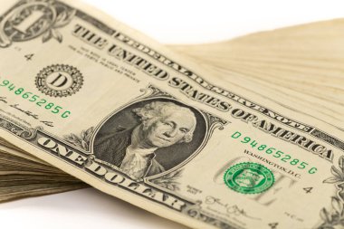 Beyaz arka planda izole edilmiş bir yığın Amerikan doları var..