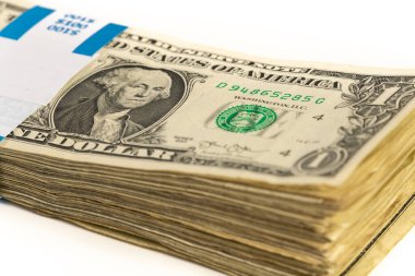 Beyaz arka planda izole edilmiş bir yığın Amerikan doları var..