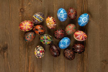Geleneksel Doğu Avrupa tarzında boyanmış Paskalya yumurtaları. Ahşap bir arka planda çiçek / geometrik bir tasarım..