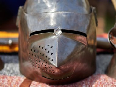 Ortaçağ metal kask