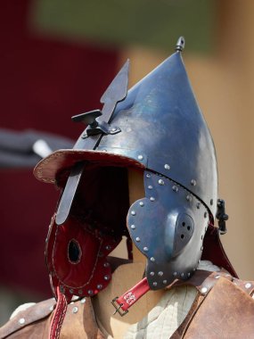 Ortaçağ metal kask