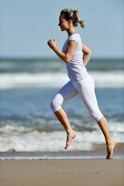 Femme jogging sur la plage — Photo