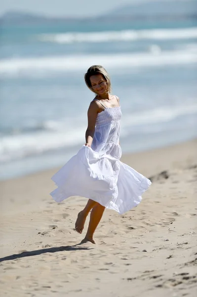 Młoda kobieta szczęśliwy na plaży latem — Zdjęcie stockowe
