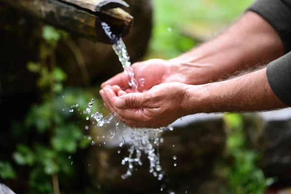 Man washing hands in fresh water — Stock Photo, Image