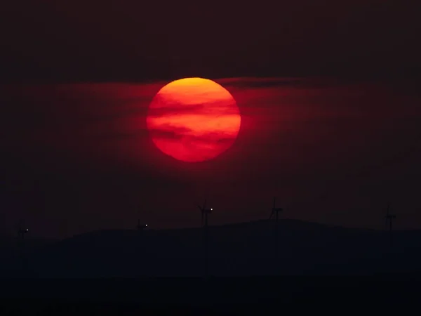 Gyönyörű naplemente a szélturbinák a hegyen — Stock Fotó