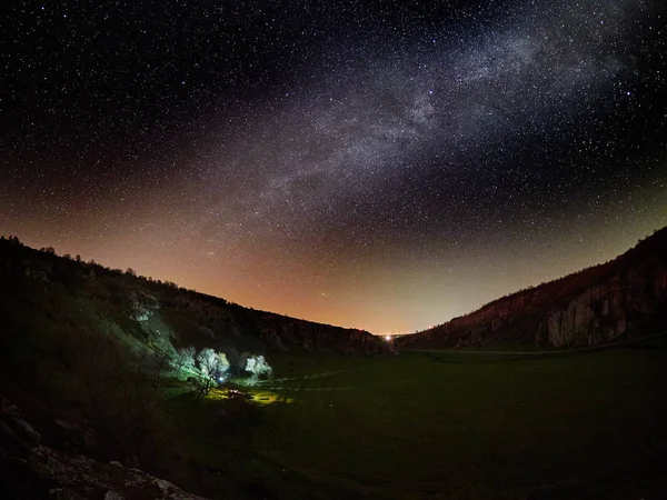 Нічне небо з молочним способом і зірками — стокове фото