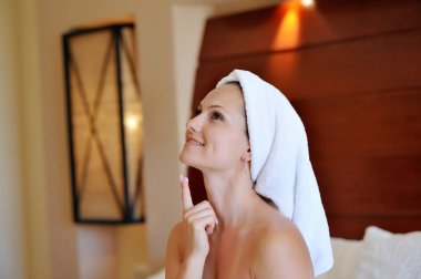 genç kadın vücudunda krem uygulamak