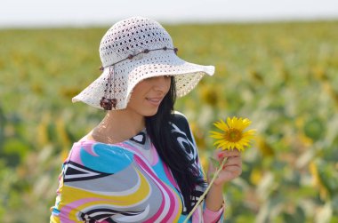 güzel kadın ayçiçeği çiçeklenme içinde alan