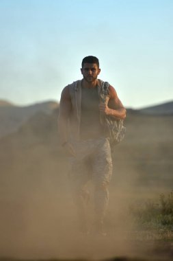 tozlu alan atletik genç adam