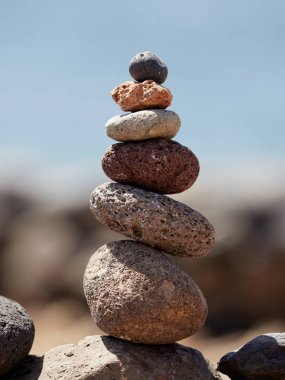 Sahilde siyah volkanik taş yığını