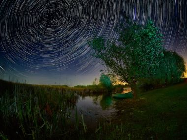 güzel gökyüzü göl üzerinden startrails ile gece