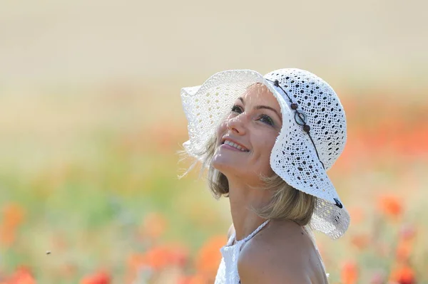 Mooie vrouw in gouden tarweveld — Stockfoto