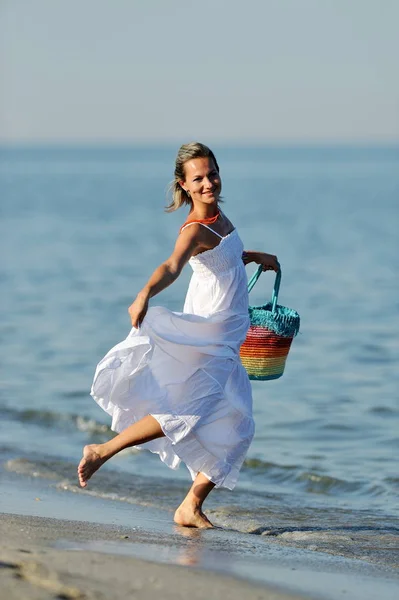 Młoda kobieta szczęśliwy na plaży latem — Zdjęcie stockowe