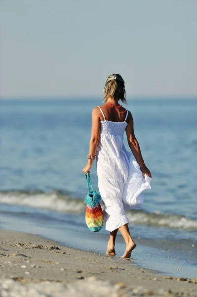 Junge glückliche Frau am Strand im Sommer — Stockfoto