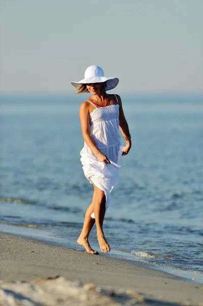 Jovem mulher feliz na praia no verão — Fotografia de Stock