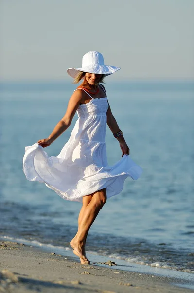 Young happy woman on the beach in summer — Stock Photo, Image