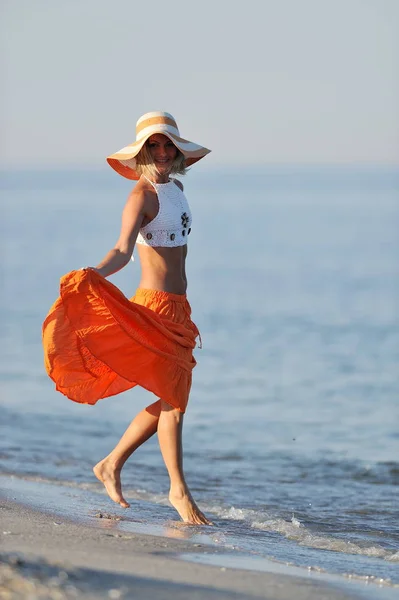 Yaz aylarında kumsalda genç mutlu kadın — Stok fotoğraf