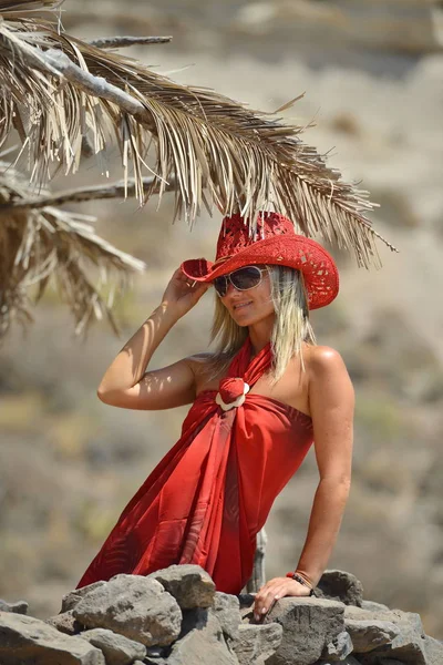 Young woman on the beach in summer — Stock Photo, Image