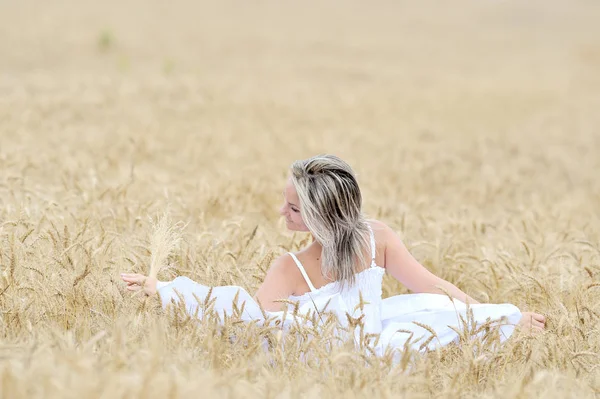 Young beautiful woman in golden field — Stock Photo, Image