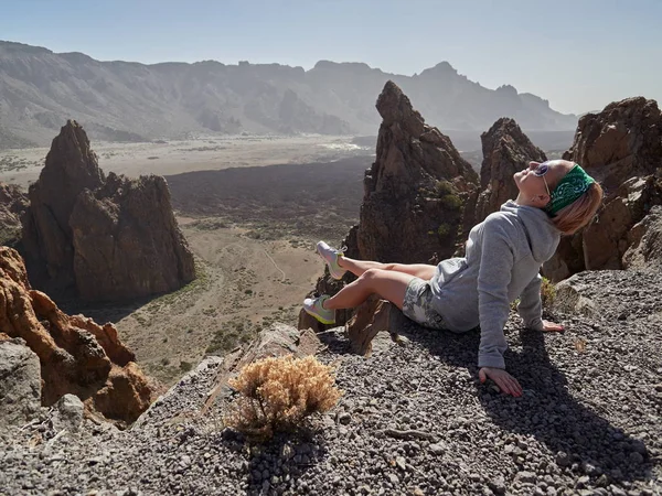 Mujer admirando el paisaje en el Parque Natural del Teide —  Fotos de Stock