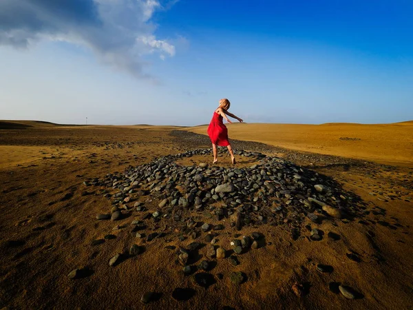 Mujer bailando en dunas de arena en verano —  Fotos de Stock