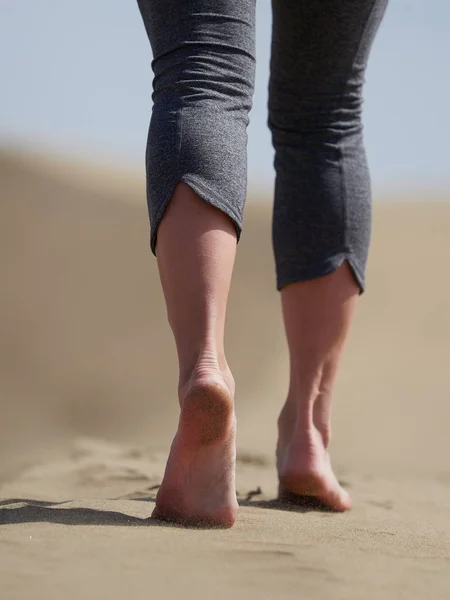 Žena kondiční běh/chůze na pláži při západu slunce — Stock fotografie