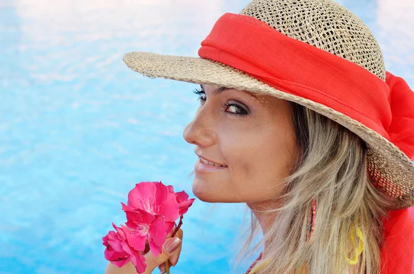 Jeune femme se relaxant à la piscine en été — Photo