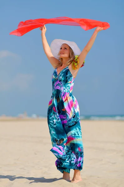 Güzel kadın yaz aylarında sahilde rahatlatıcı — Stok fotoğraf