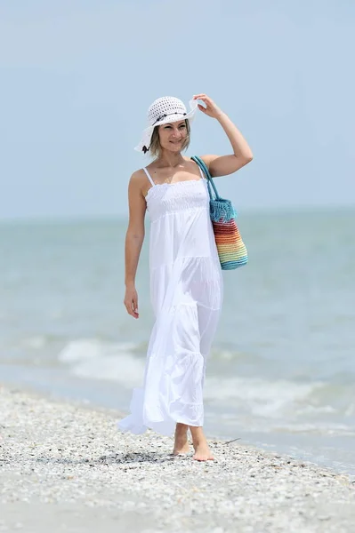 Jeune femme heureuse sur la plage en été — Photo