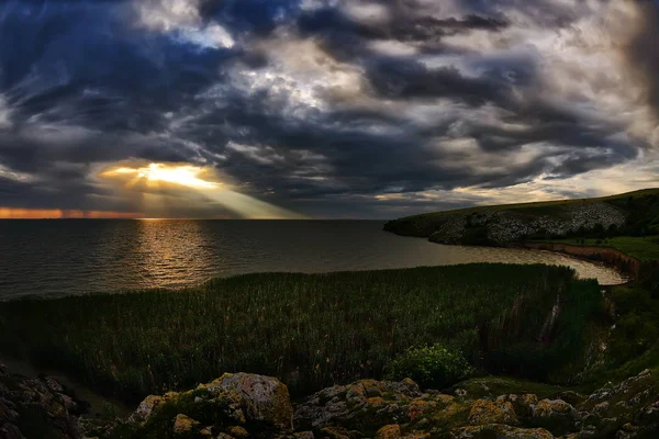 Panoramautsikt över sjön i Dobrogea vid soluppgången — Stockfoto