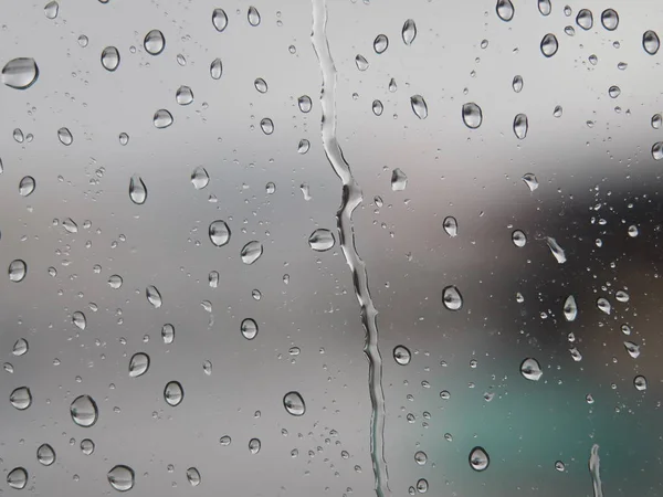 Cae lluvia sobre la ventana — Foto de Stock