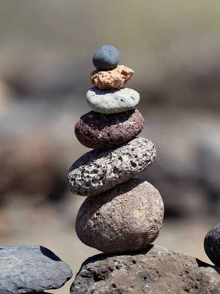 Pilha de pedras vulcânicas pretas na praia — Fotografia de Stock