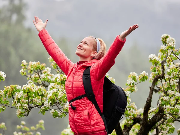 咲く果樹園を歩く女性 — ストック写真